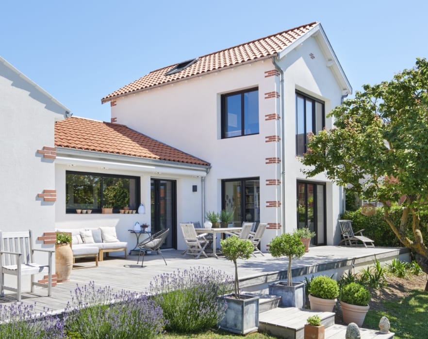 Une villa au style contemporain accompagnée de grandes fenêtres en aluminium Bouvet gamme Novaltuce
