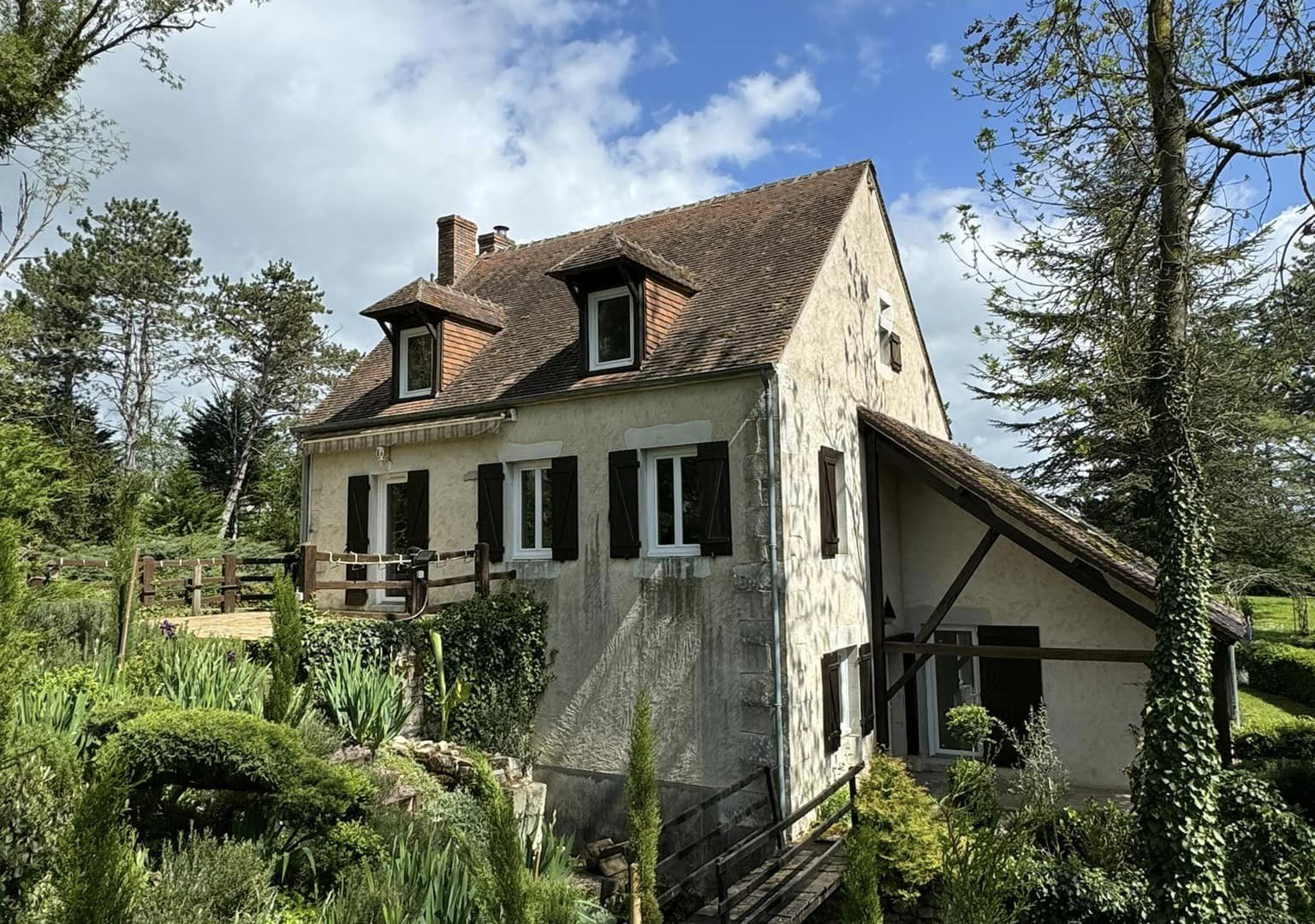 Rénovation d'un ancien moulin avec 26 fenêtres en PVC blanc gamme Thermience ! | Menuiseries Bouvet