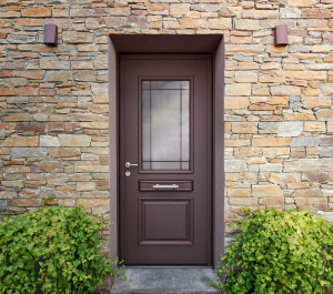 Extérieur maison avec porte d'entrée marron et mur en pierres | Menuiseries Bouvet