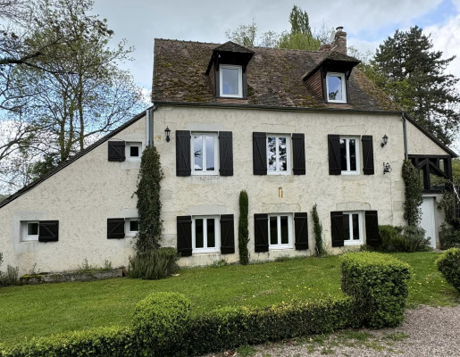 Maison ancienne avec grand jardin fenêtres blanches et volets marrons | Menuiseries Bouvet