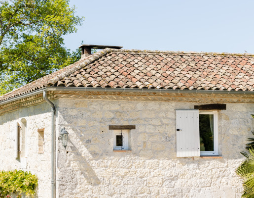 Extérieur maison en pierre claire avec verdures | Menuiseries Bouvet