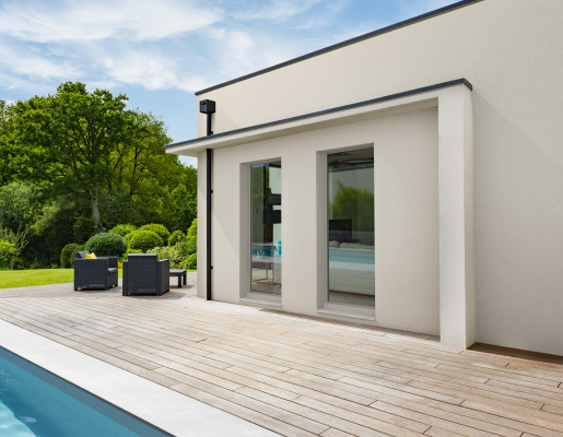 Extérieur maison moderne avec piscine bleu turquoise | Menuiseries Bouvet