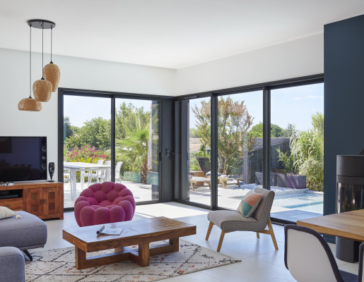 Salon tendance et colorée vue sur grand extérieur | Menuiseries Bouvet