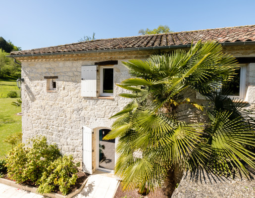 Jolie maison pierres apparentes entourée de verdures | Menuiseries Bouvet