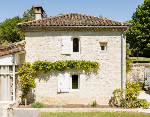 Maison de campagne en pierre avec fenêtres blanches en PVC | Menuiseries Bouvet