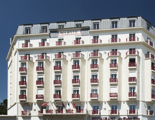 Grand hôtel sur plusieurs étages aux fenêtres blanches en PVC | Menuiseries Bouvet
